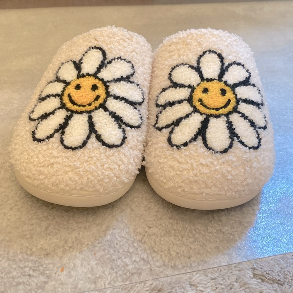 white/beige smiley flower slippers